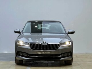 2023 Skoda Superb III Рестайлинг, серебристый, 2190000 рублей, вид 2