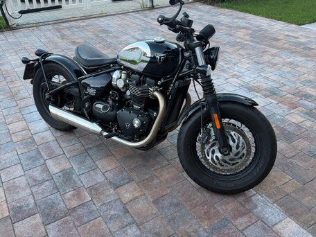 2023 Triumph Bonneville Bobber, чёрный, 1950000 рублей, вид 1