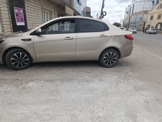 2015 Kia Rio III Рестайлинг, бежевый, 550000 рублей, вид 3