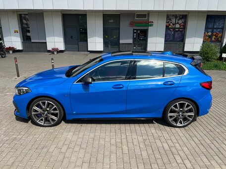 2021 BMW 1 серии M135i xDrive III (F40), синий, 4650000 рублей, вид 2