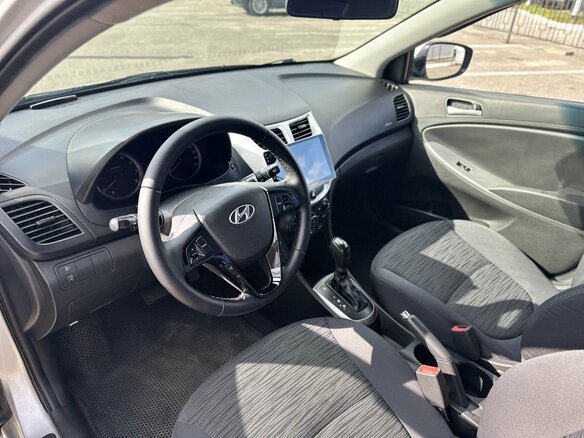 2014 Hyundai Solaris I Рестайлинг, серебристый, 995000 рублей - вид 15