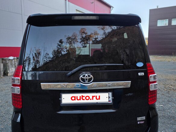 2013 Toyota Noah II (R70), чёрный - вид 4