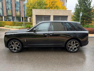 2026 Rolls-Royce Cullinan Black Badge I Рестайлинг (Series II), чёрный, 62000000 рублей, вид 2