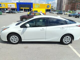 2017 Toyota Prius IV (XW50), белый, 1560000 рублей, вид 3
