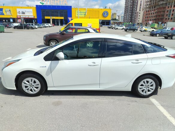 2017 Toyota Prius IV (XW50), белый, 1480000 рублей - вид 2