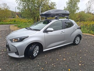 2021 Toyota Yaris IV, серебристый, 1100000 рублей, вид 5