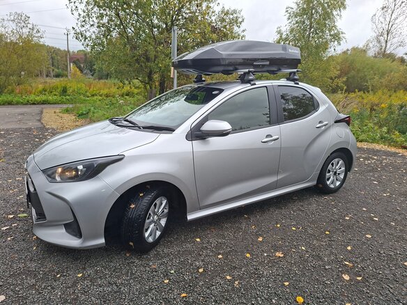 2021 Toyota Yaris IV, серебристый, 1100000 рублей - вид 4