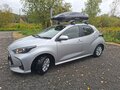 2021 Toyota Yaris IV, серебристый, 1100000 рублей - вид 4