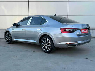 2024 Skoda Superb III Рестайлинг, серебристый, 2350000 рублей, вид 4