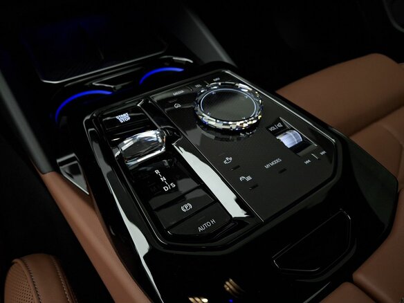 2025 BMW 5 серии 530e VIII (G60/G61/G68), чёрный - вид 13