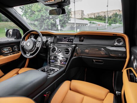 2021 Rolls-Royce Cullinan Black Badge I (Series I), чёрный, 34900000 рублей, вид 2
