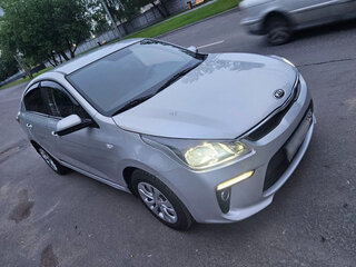 2018 Kia Rio IV, серебристый, 1200000 рублей, вид 3