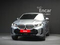 2025 BMW X6 40i III (G06) Рестайлинг, серебристый - вид 2