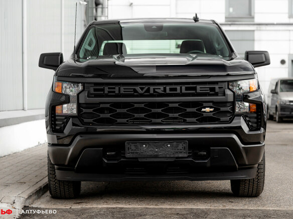 2025 Chevrolet Silverado Crew Cab IV (T1XX) Рестайлинг, чёрный, 7000000 рублей - вид 4