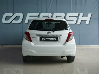 2011 Toyota Vitz III (XP130), белый, 699000 рублей, вид 4