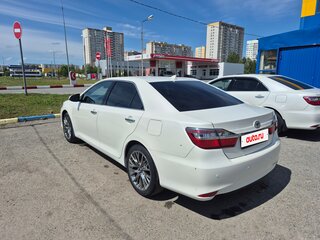2017 Toyota Camry VII (XV50) Рестайлинг 2, белый, 2350000 рублей, вид 3