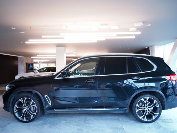2022 BMW X5 30d IV (G05/G18), чёрный, 7500000 рублей - вид 4