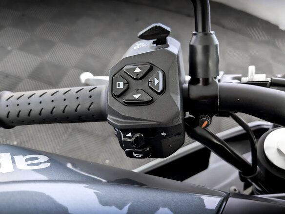 2023 Aprilia Tuono 660, серый, 925000 рублей - вид 12