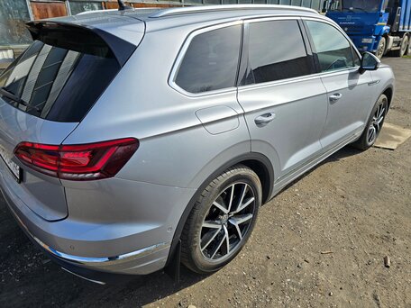 2018 Volkswagen Touareg III, серебристый, 4799000 рублей, вид 3