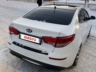 2015 Kia Rio III Рестайлинг, белый, 900000 рублей, вид 4