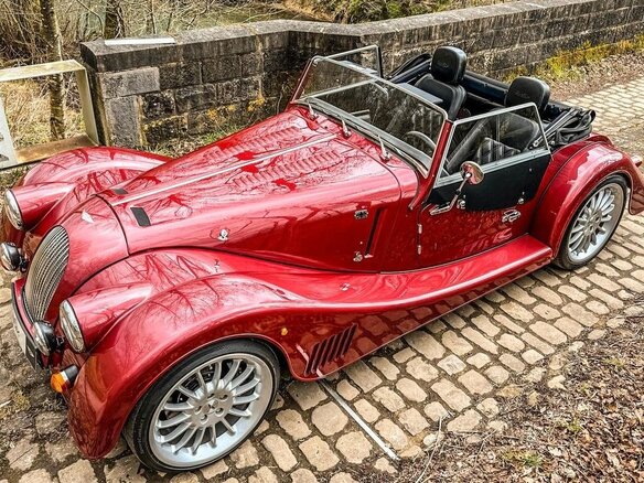2022 Morgan Plus Six, красный