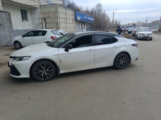 2021 Toyota Camry VIII (XV70) Рестайлинг, белый, 3700000 рублей, вид 2