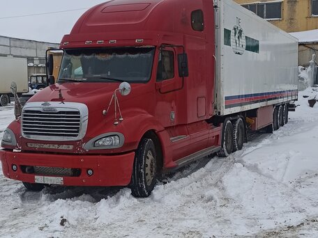 2003 Freightliner Columbia, красный, 2000000 рублей, вид 4
