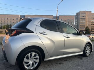 2021 Toyota Yaris IV, серый, 1150000 рублей, вид 2