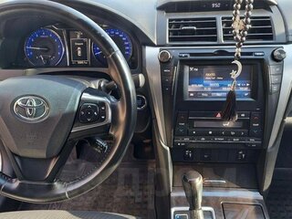 2017 Toyota Camry VII (XV50) Рестайлинг 2, белый, 2500000 рублей, вид 4