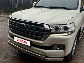 2017 Toyota Land Cruiser 200 Series Рестайлинг 2, белый, 12500000 рублей, вид 4