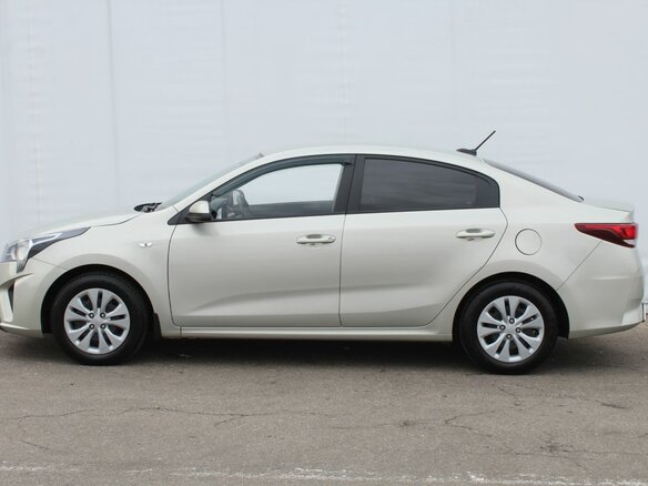 2020 Kia Rio IV, серый, 1490000 рублей - вид 3