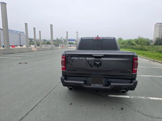 2019 Ram 1500 Crew Cab V, серый, 5400000 рублей, вид 4