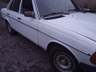 1977 Mercedes-Benz W123 200, белый, 500000 рублей, вид 2
