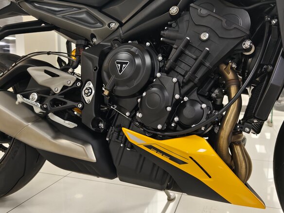 2025 Triumph Street Triple, жёлтый - вид 18