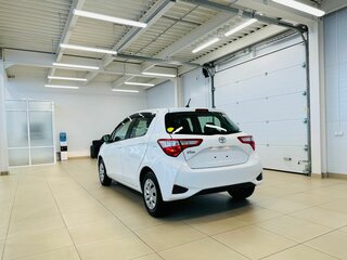 2019 Toyota Vitz III (XP130) Рестайлинг 2, белый, 1119000 рублей, вид 4