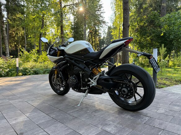 2022 Triumph Speed Triple, белый, 1500000 рублей - вид 3
