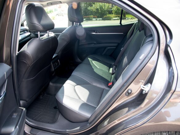 2022 Toyota Camry VIII (XV70) Рестайлинг, коричневый, 5600000 рублей - вид 13