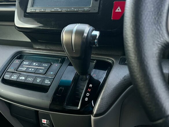 2016 Honda Stepwgn V, серый - вид 11