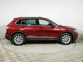 2017 Volkswagen Tiguan II, красный, 2250700 рублей, вид 4