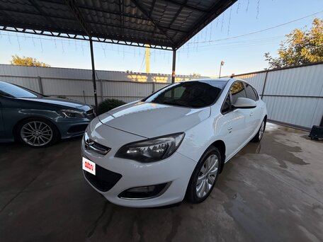 2013 Opel Astra J Рестайлинг, белый, 880000 рублей, вид 1