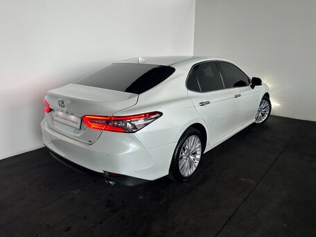 2019 Toyota Camry VIII (XV70), белый, 2540000 рублей, вид 5