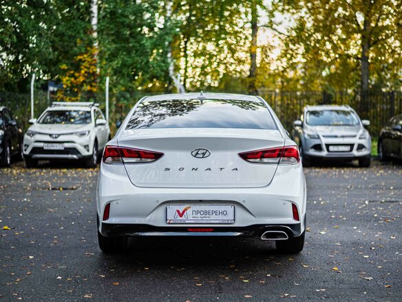 2018 Hyundai Sonata VII (LF) Рестайлинг, белый - вид 3