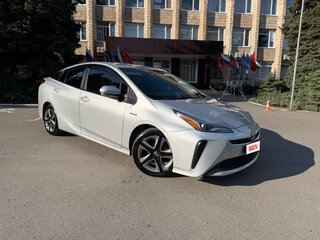 2019 Toyota Prius IV Рестайлинг (XW50), серебристый, 2005000 рублей, вид 2