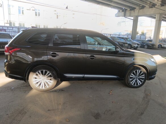 2020 Mitsubishi Outlander III Рестайлинг 3, коричневый, 1877833 рублей - вид 6