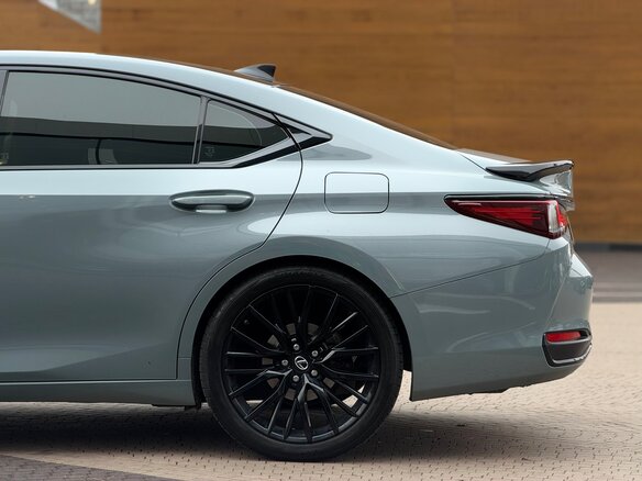 2021 Lexus ES 250 VII Рестайлинг, белый, 3490000 рублей - вид 9