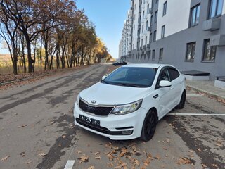 2015 Kia Rio III Рестайлинг, белый, 600000 рублей, вид 2