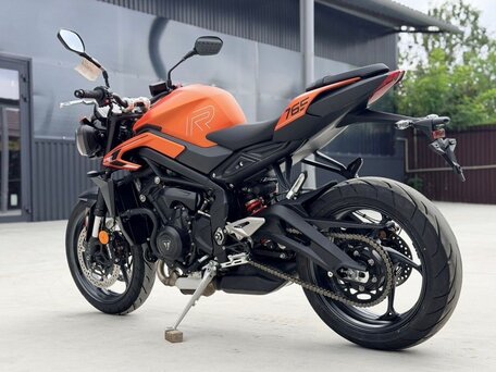 2025 Triumph Street Triple, оранжевый, 1230000 рублей, вид 5