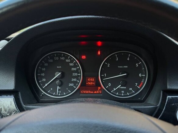 2011 BMW 3 серии 318i V (E90/E91/E92/E93) Рестайлинг, чёрный, 1200000 рублей - вид 9