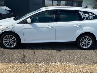 2017 Ford Focus III Рестайлинг, белый, 1000000 рублей, вид 4