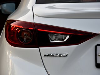2018 Mazda 3 III (BM) Рестайлинг, белый, 1995000 рублей, вид 4